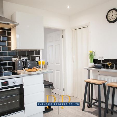 The Knutton House - Spacious Comfort By Parydise Properties - Leisure & Business Stays - Sleeps 7 Newcastle-under-Lyme Exteriér fotografie