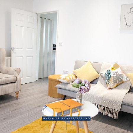 The Knutton House - Spacious Comfort By Parydise Properties - Leisure & Business Stays - Sleeps 7 Newcastle-under-Lyme Exteriér fotografie