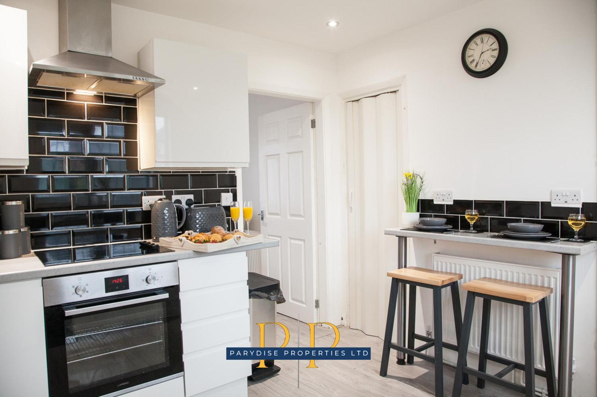 The Knutton House - Spacious Comfort By Parydise Properties - Leisure & Business Stays - Sleeps 7 Newcastle-under-Lyme Exteriér fotografie