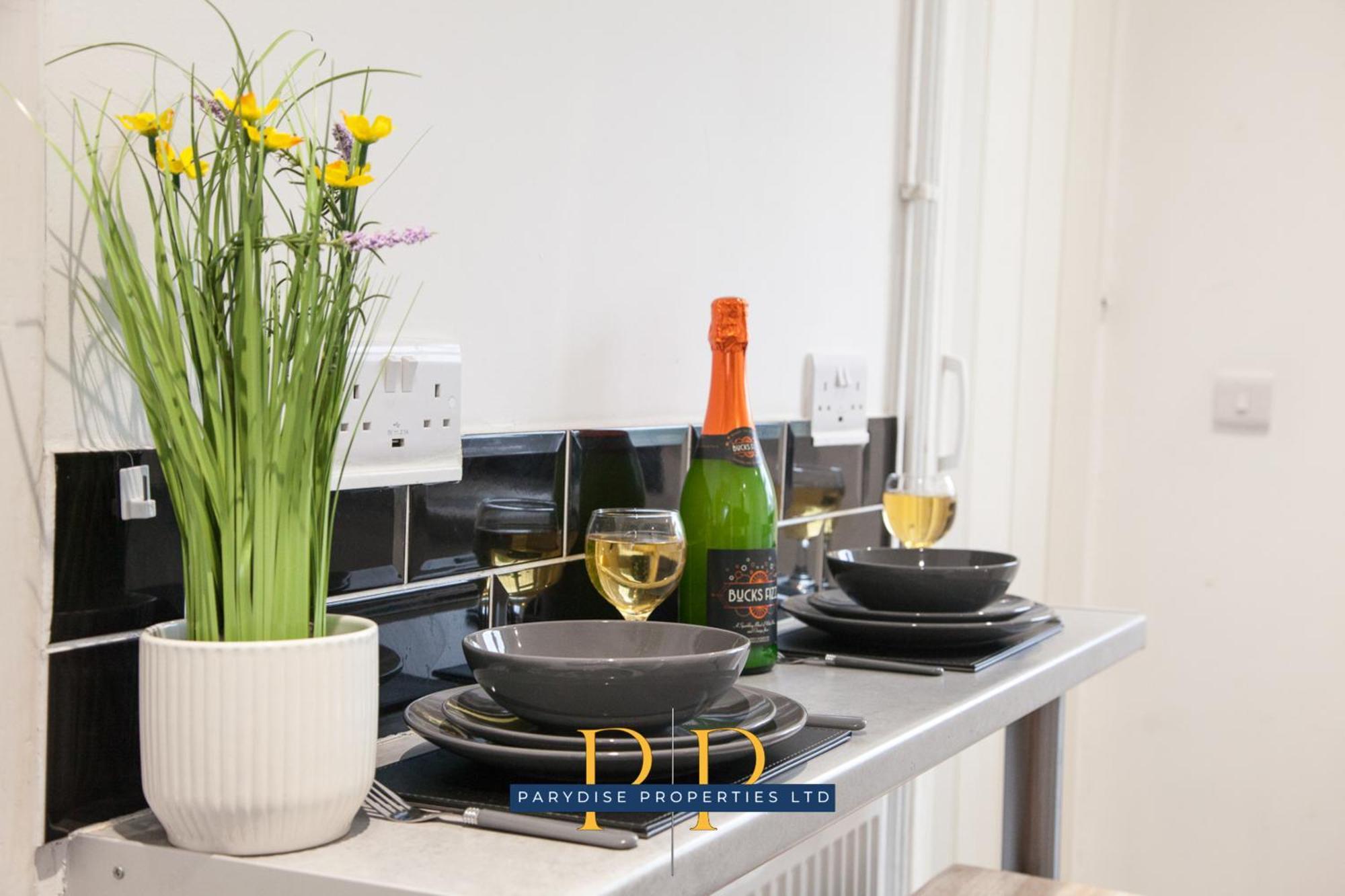 The Knutton House - Spacious Comfort By Parydise Properties - Leisure & Business Stays - Sleeps 7 Newcastle-under-Lyme Exteriér fotografie