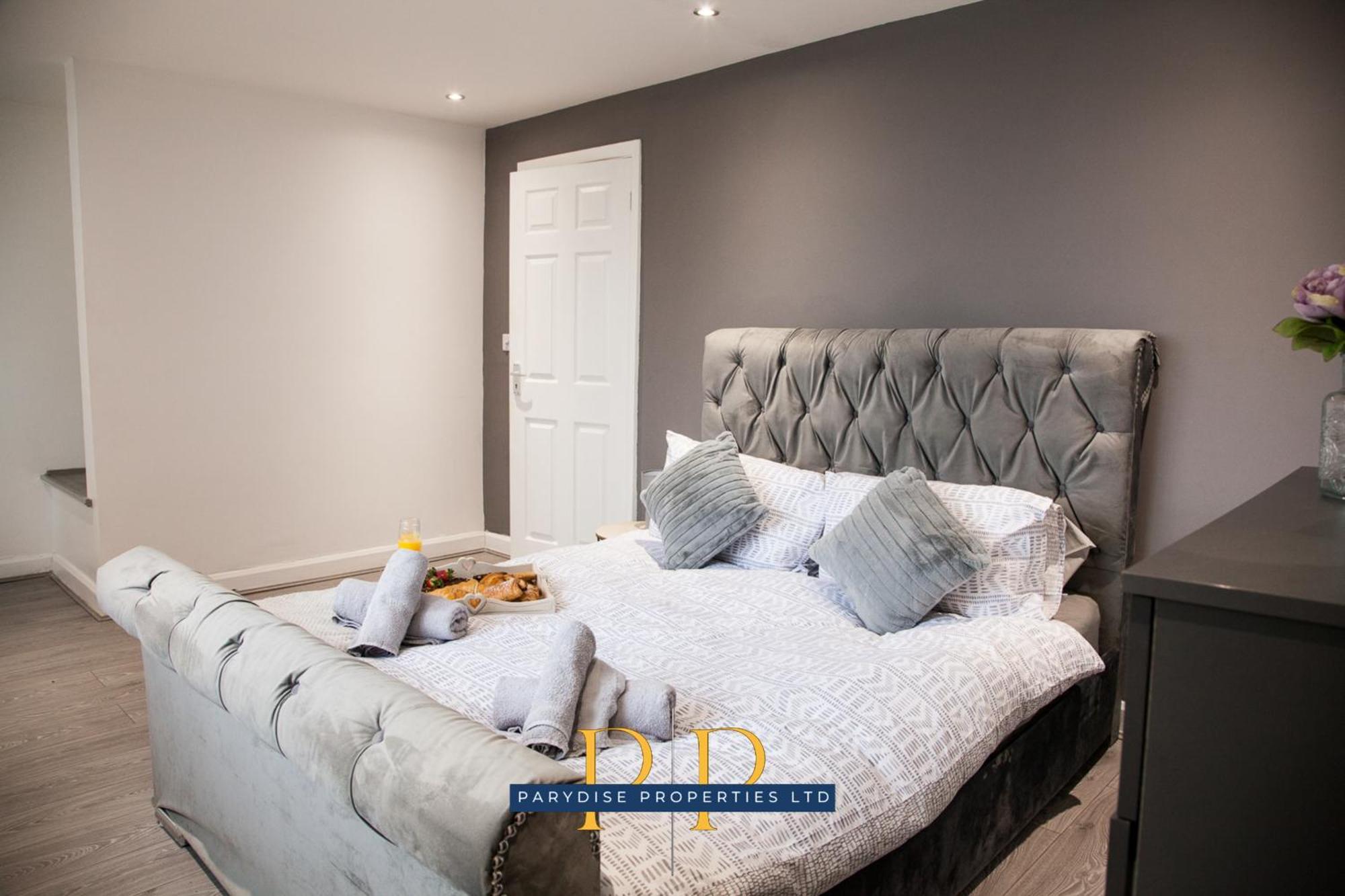 The Knutton House - Spacious Comfort By Parydise Properties - Leisure & Business Stays - Sleeps 7 Newcastle-under-Lyme Exteriér fotografie