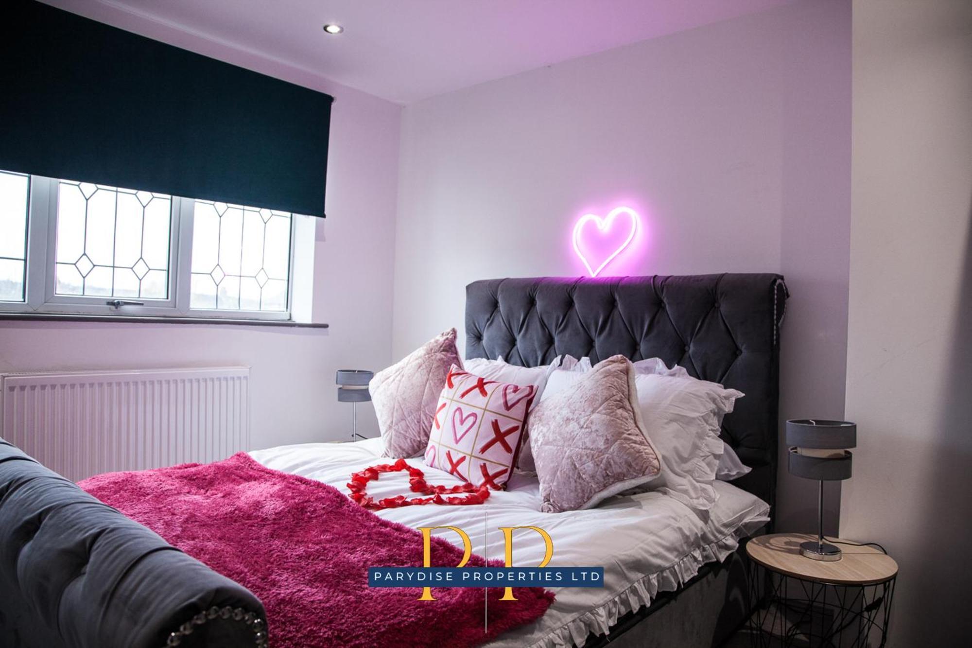 The Knutton House - Spacious Comfort By Parydise Properties - Leisure & Business Stays - Sleeps 7 Newcastle-under-Lyme Exteriér fotografie