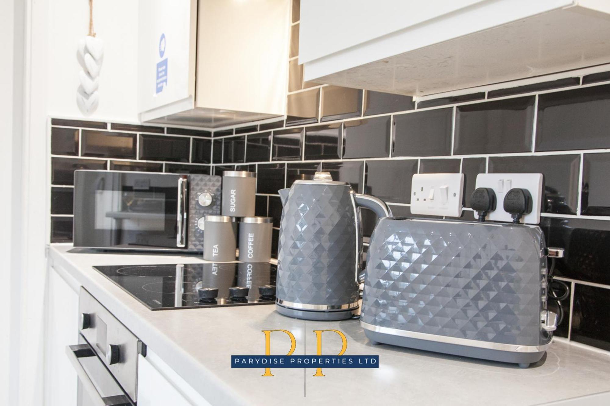 The Knutton House - Spacious Comfort By Parydise Properties - Leisure & Business Stays - Sleeps 7 Newcastle-under-Lyme Exteriér fotografie