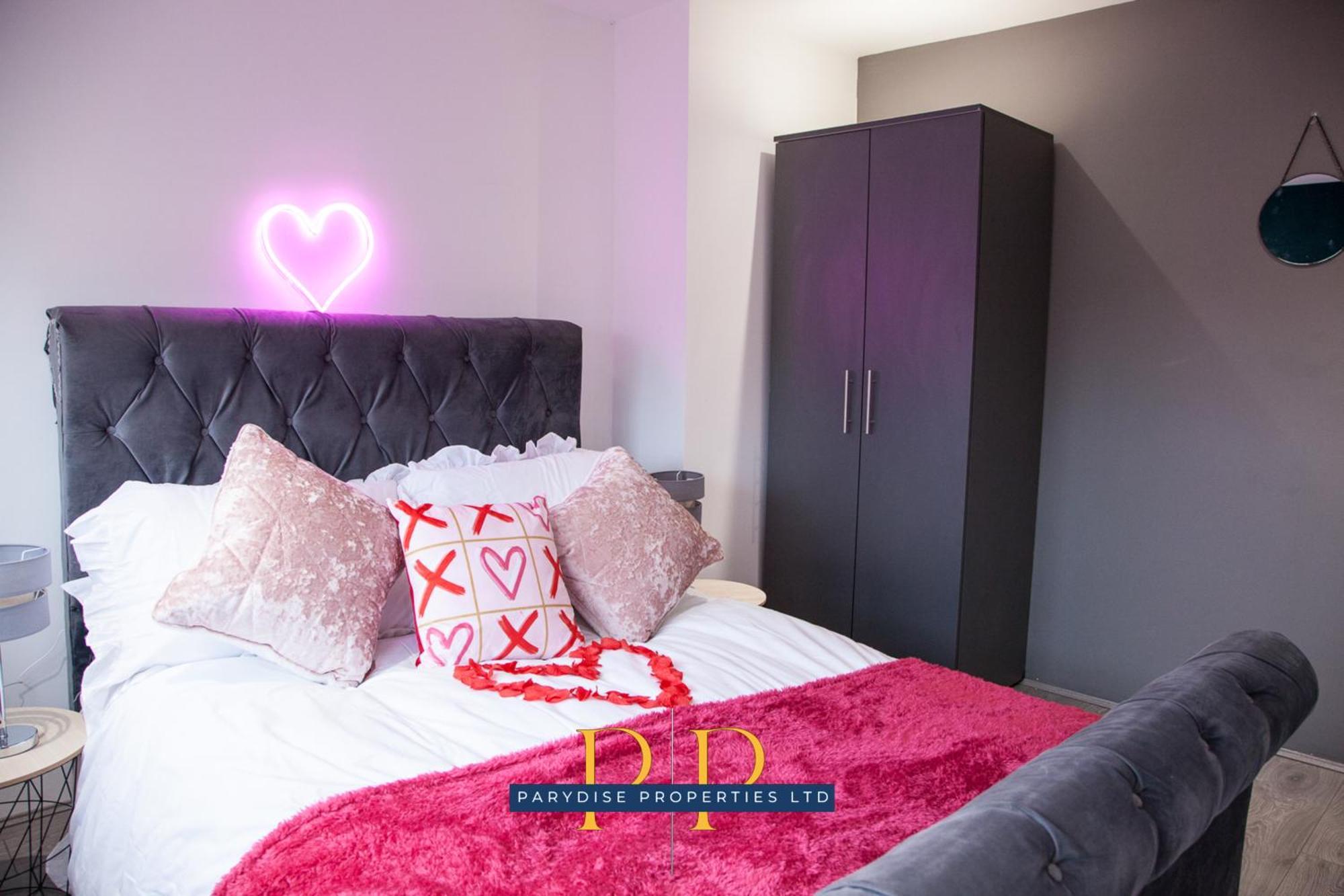 The Knutton House - Spacious Comfort By Parydise Properties - Leisure & Business Stays - Sleeps 7 Newcastle-under-Lyme Exteriér fotografie