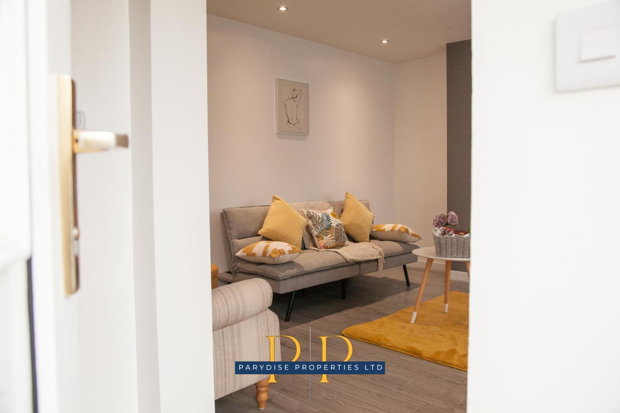 The Knutton House - Spacious Comfort By Parydise Properties - Leisure & Business Stays - Sleeps 7 Newcastle-under-Lyme Exteriér fotografie