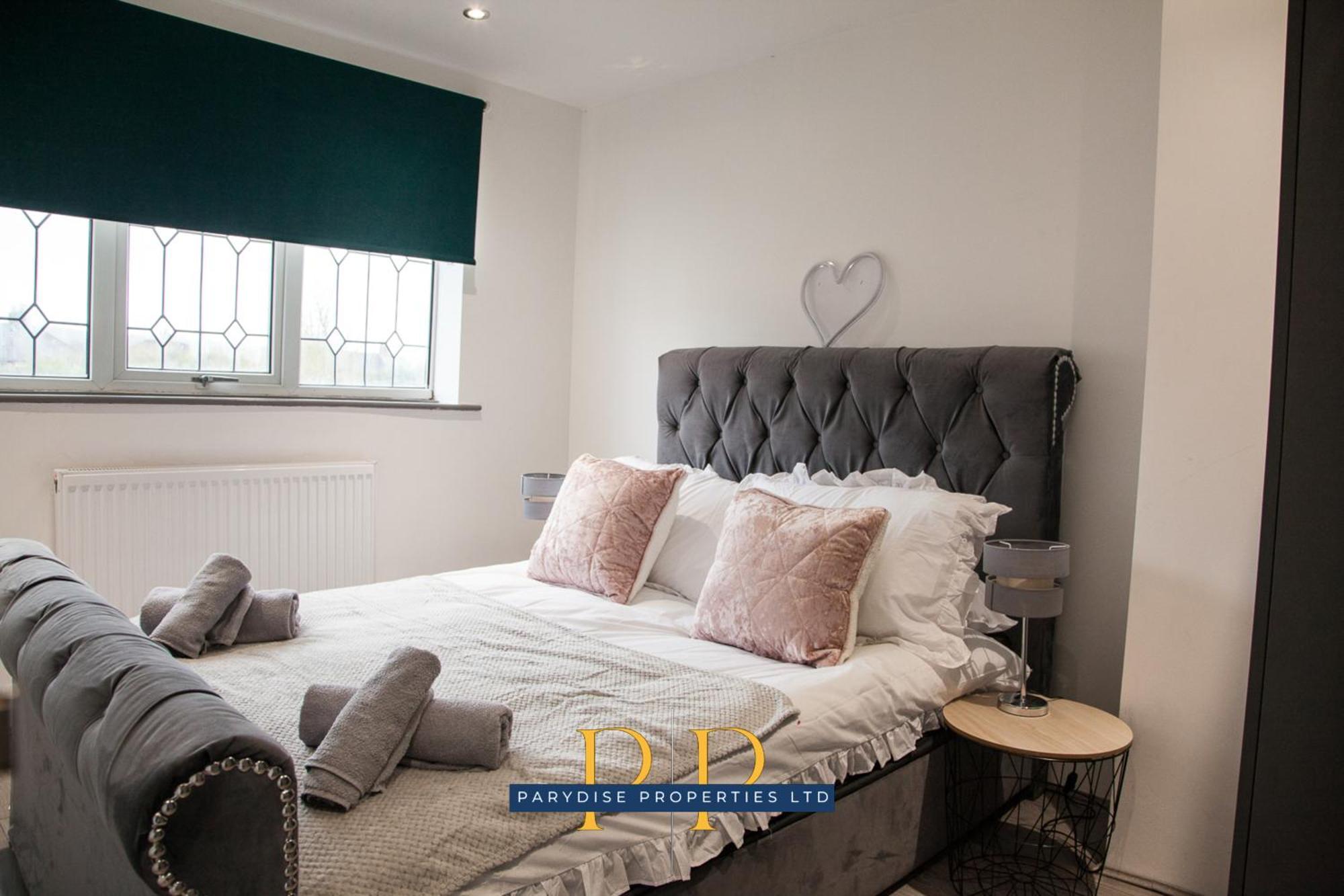 The Knutton House - Spacious Comfort By Parydise Properties - Leisure & Business Stays - Sleeps 7 Newcastle-under-Lyme Exteriér fotografie