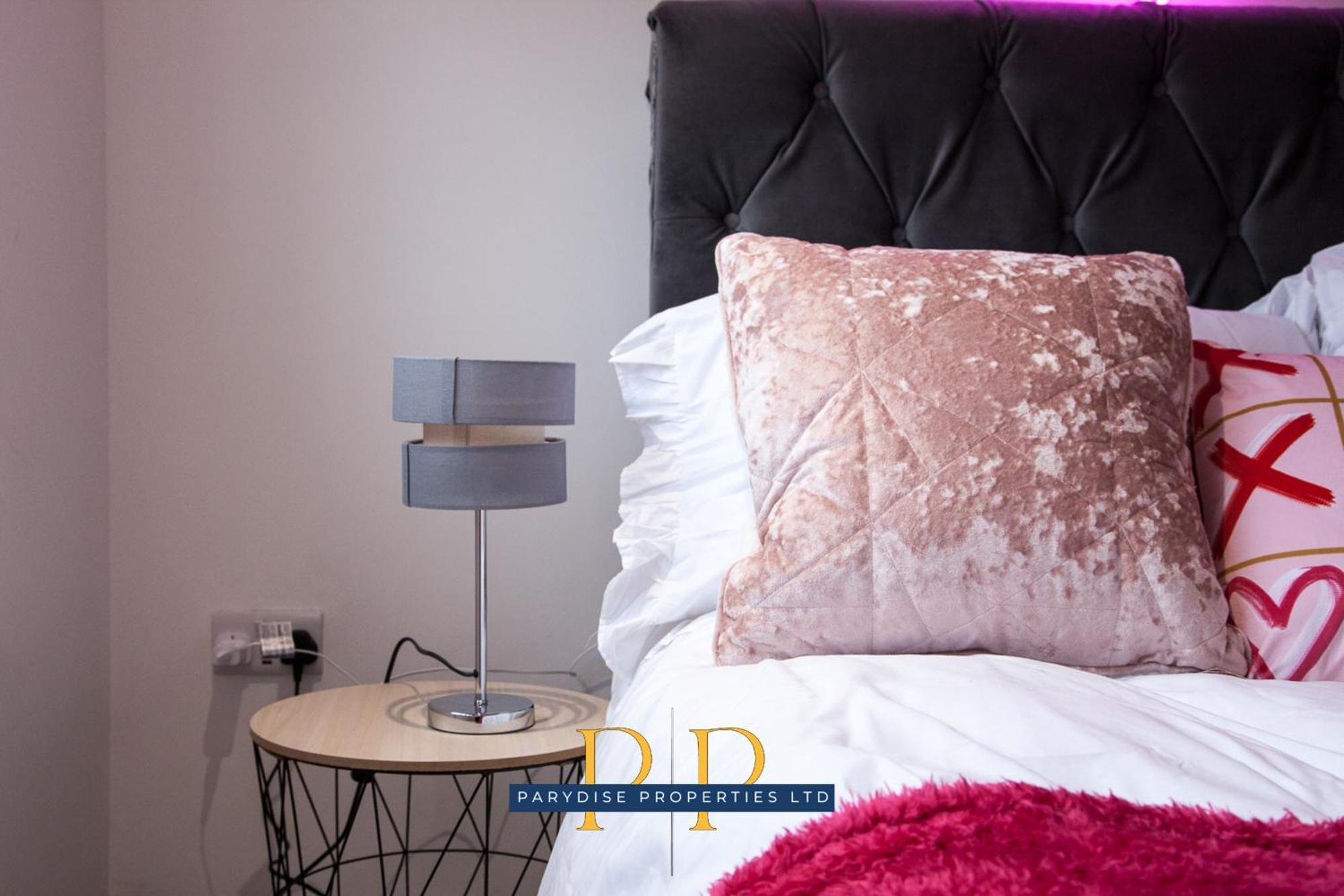 The Knutton House - Spacious Comfort By Parydise Properties - Leisure & Business Stays - Sleeps 7 Newcastle-under-Lyme Exteriér fotografie