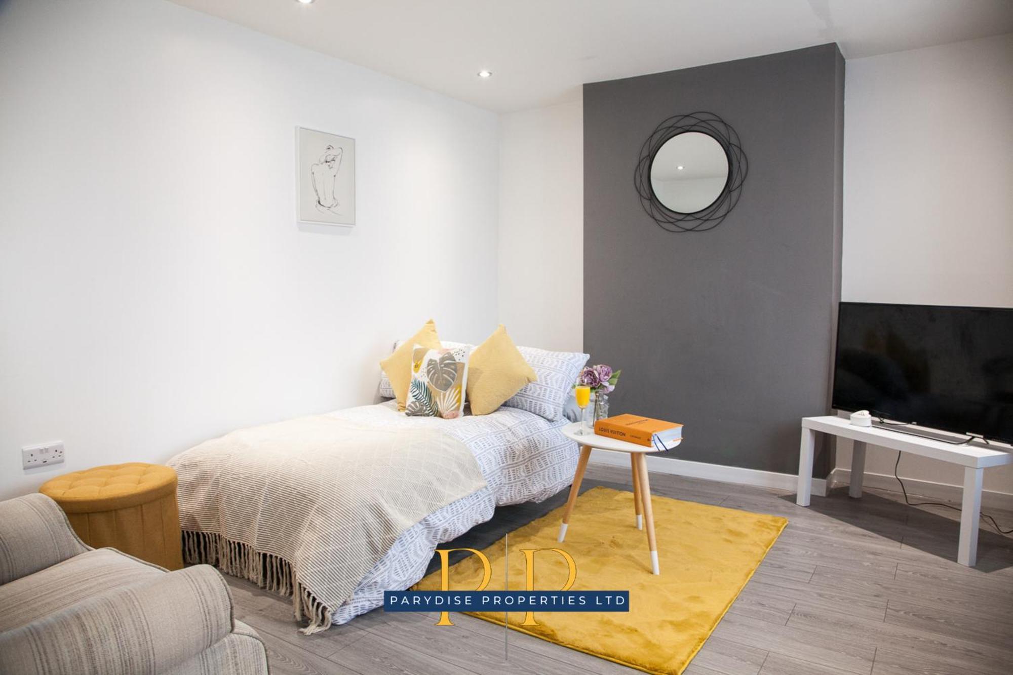 The Knutton House - Spacious Comfort By Parydise Properties - Leisure & Business Stays - Sleeps 7 Newcastle-under-Lyme Exteriér fotografie