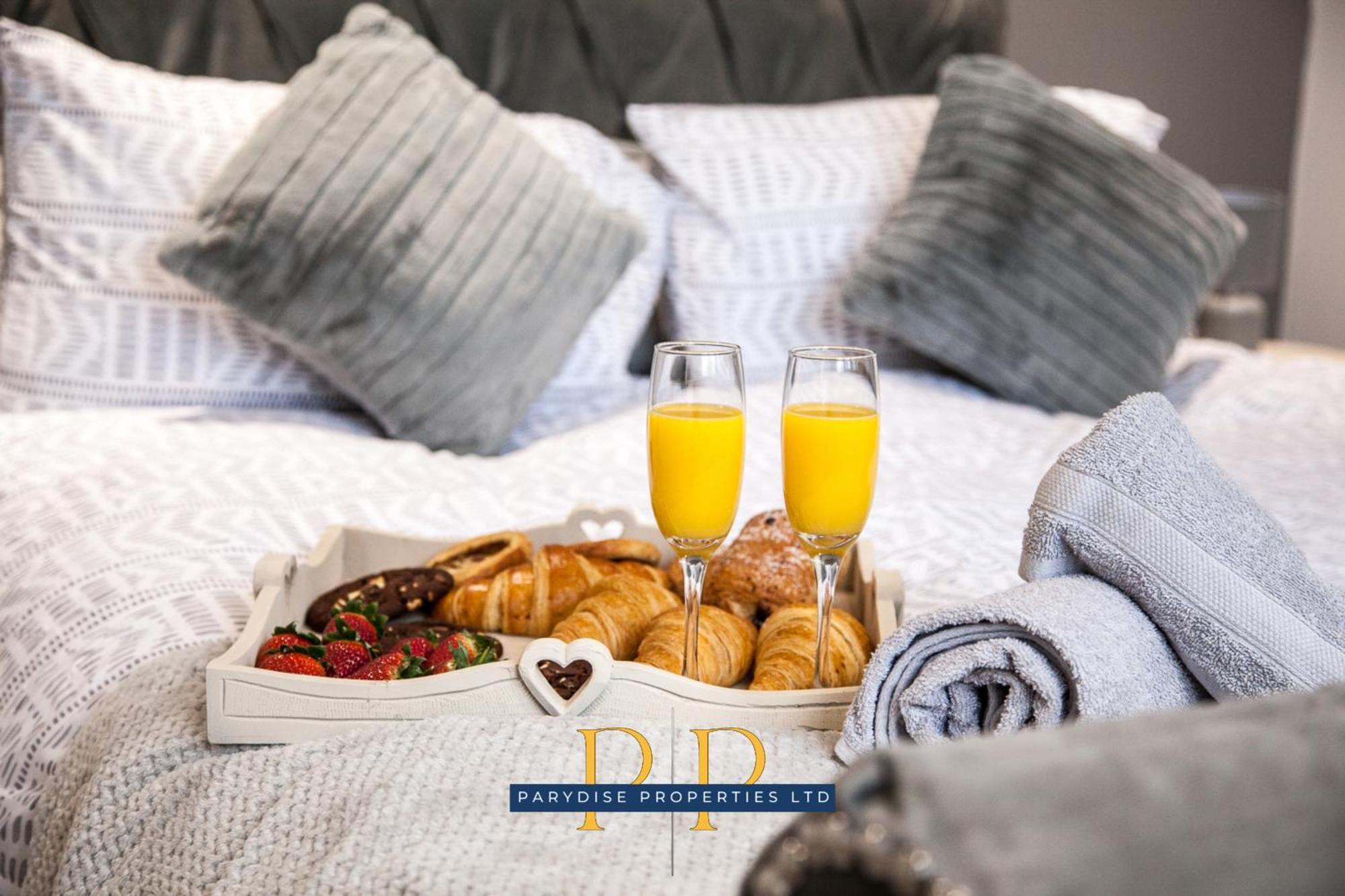 The Knutton House - Spacious Comfort By Parydise Properties - Leisure & Business Stays - Sleeps 7 Newcastle-under-Lyme Exteriér fotografie